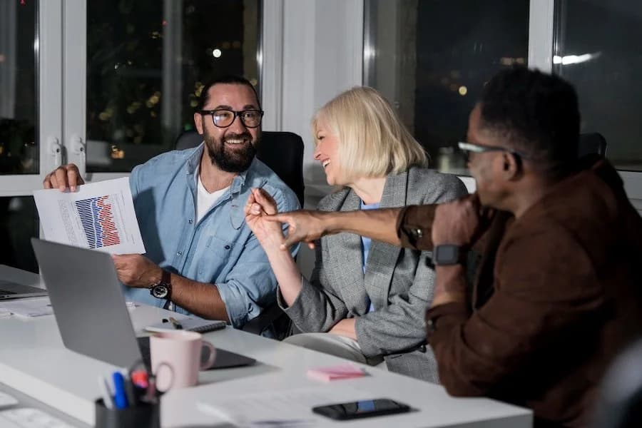 Guide to 12 digital marketing side hustles including SEO content writing, web design, social media management, and paid ads management to earn extra income.